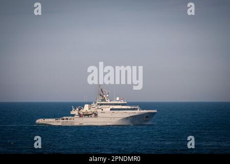 Französisches Marineschiff FS Rhone, ein ozeanisches Patrouillenschiff und Hilfsschiff, auf See während der Operation Nanook 2022. Stockfoto