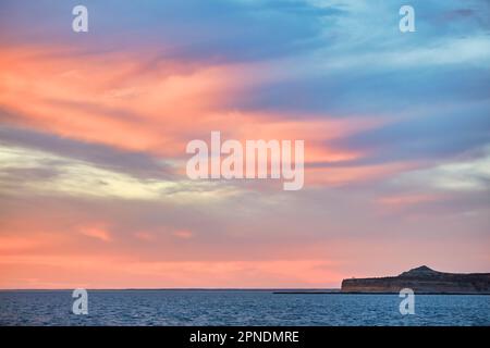 Die Klippen über dem Gulfo Nuevo bei Dämmerung, Puerto Piramides, Peninsula Valdes, Chubut, Argentinien. Stockfoto