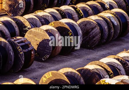 Mit Blick auf einen Fabrikhof voller alter Kabeltrommeln. Stockfoto