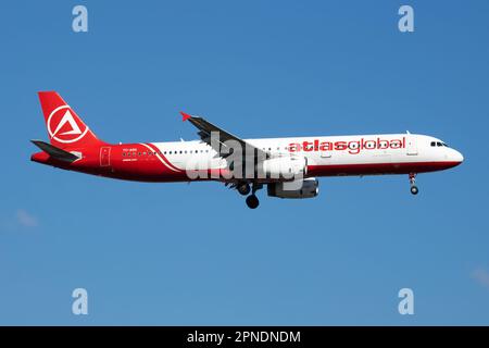 Istanbul/Türkei - 29. März 2019: Ankunft und Landung des AtlasGlobal Airbus A321 TC-AGG Passagierflugzeugs am Istanbul Atatürk Airport Stockfoto