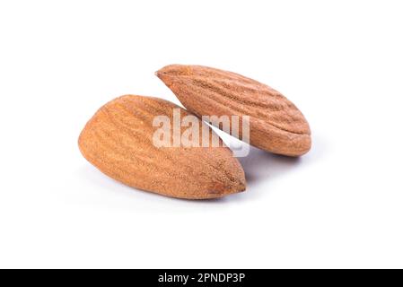 Zwei Mandeln auf weißem Hintergrund, Nahaufnahme. Gesundes Essen Stockfoto