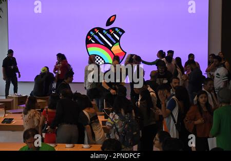 Mumbai, Indien. 18. April 2023. Nach der Markteinführung im Einkaufszentrum Jio World Drive werden Menschen im Apple Store gesehen. Das Geschäft wurde von Tim Cook, dem Chief Executive Officer (CEO) von Apple, eröffnet, der bei der Markteinführung in Mumbai anwesend war. Der zweite Store wird am 20. April 2023 in Delhi eröffnet. Kredit: SOPA Images Limited/Alamy Live News Stockfoto