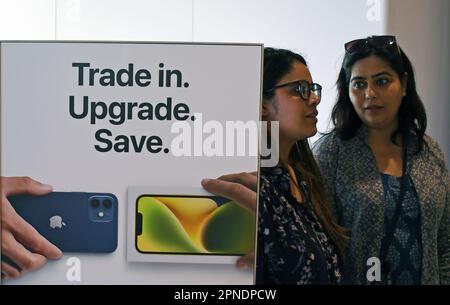 Mumbai, Indien. 18. April 2023. Frauen werden nach der Markteinführung im Einkaufszentrum Jio World Drive im Apple Store gesehen. Das Geschäft wurde von Tim Cook, dem Chief Executive Officer (CEO) von Apple, eröffnet, der bei der Markteinführung in Mumbai anwesend war. Der zweite Store wird am 20. April 2023 in Delhi eröffnet. Kredit: SOPA Images Limited/Alamy Live News Stockfoto