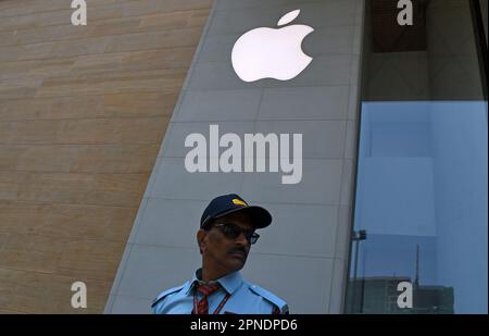 Mumbai, Indien. 18. April 2023. Ein Wachmann steht vor dem Apple Store in der Jio World Drive Mall. Das Geschäft wurde von Tim Cook, dem Chief Executive Officer (CEO) von Apple, eröffnet, der bei der Markteinführung in Mumbai anwesend war. Der zweite Store wird am 20. April 2023 in Delhi eröffnet. Kredit: SOPA Images Limited/Alamy Live News Stockfoto