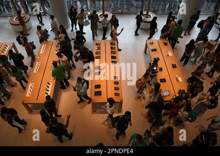 Mumbai, Indien. 18. April 2023. Nach der Einführung in der Jio World Drive Mall werden Menschen gesehen, wie sie Apple-Produkte im Geschäft prüfen. Das Geschäft wurde von Tim Cook, dem Chief Executive Officer (CEO) von Apple, eröffnet, der bei der Markteinführung in Mumbai anwesend war. Der zweite Store wird am 20. April 2023 in Delhi eröffnet. Kredit: SOPA Images Limited/Alamy Live News Stockfoto