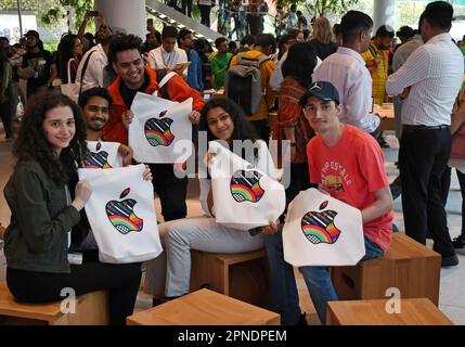 Mumbai, Indien. 18. April 2023. Menschen mit Apple-Taschen posieren nach der Markteinführung im Jio World Drive Mall im Laden für Fotos. Das Geschäft wurde von Tim Cook, dem Chief Executive Officer (CEO) von Apple, eröffnet, der bei der Markteinführung in Mumbai anwesend war. Der zweite Store wird am 20. April 2023 in Delhi eröffnet. Kredit: SOPA Images Limited/Alamy Live News Stockfoto