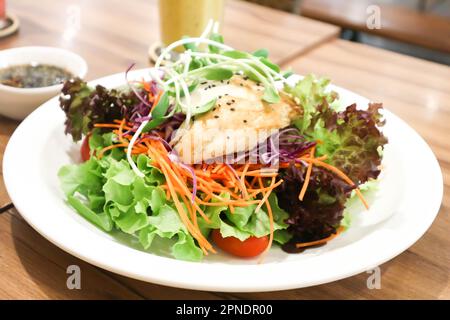 Salat, Hühnchensalat oder Huhn und Gemüsesalat und Dressing Stockfoto