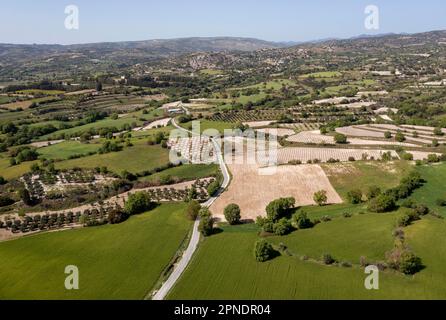 Terrassenförmig angelegte Weinfelder im Ezousa-Tal, in der Region Paphos, Zypern Stockfoto