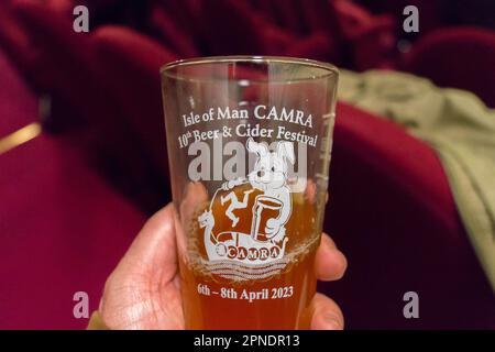 Ein bedrucktes Glas mit Bier beim Campaign for Real Ale (CAMRA) Isle of man Beer Festival, 2023, Villa Marina, Douglas, Isle of man Stockfoto