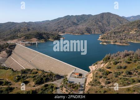 Der Kannaviou-Staudamm ist mit einer Kapazität von 17,2 Millionen Kubikmetern der viertgrößte Staudamm Zyperns und der drittgrößte Staudamm im Stadtteil Paphos. Stockfoto