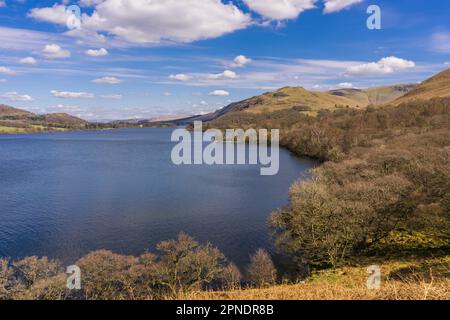 Blick auf den See vom Pfad um Ullswater, dies ist aus der Sextion zwischen Glenridding und Howtown Stockfoto