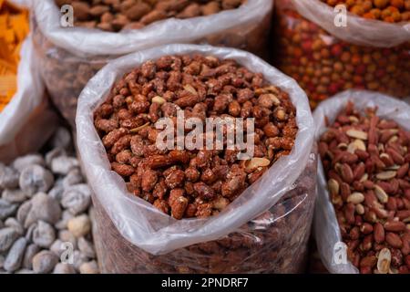 Erdnussbeutel, Erdnüsse zum Verkauf auf dem Snackmarkt, Stockfoto