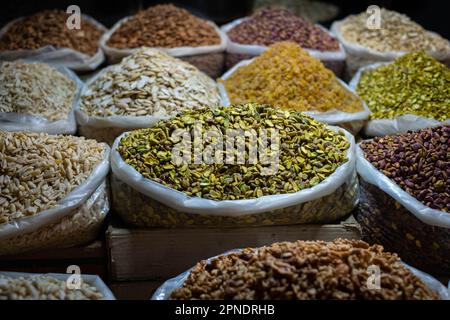Eine Tüte Pistazien und Nüsse zum Verkauf auf dem Snackmarkt, Suq Stockfoto