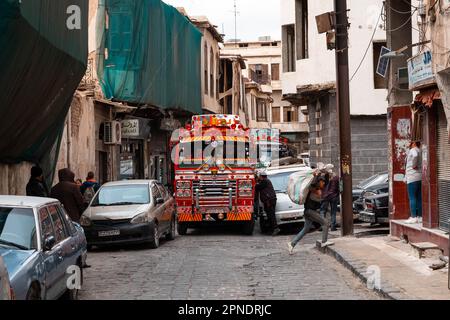 Damaskus, Syrien - Mai 2023: Farbenfroh dekoriert, alter Bus in Damaskus, Syrien Stockfoto