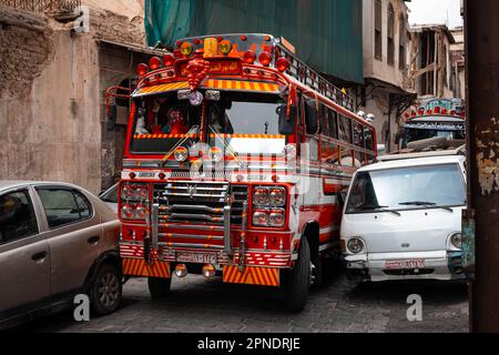 Damaskus, Syrien - Mai 2023: Farbenfroh dekoriert, alter Bus in Damaskus, Syrien Stockfoto