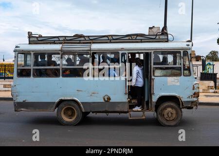 Damaskus, Syrien - Mai 2023: Menschen im Bus, öffentliche Verkehrsmittel in Damaskus, Syrien Stockfoto