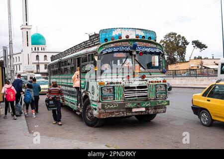 Damaskus, Syrien - Mai 2023: Alt, öffentlicher Bus in Damaskus, Syrien Stockfoto