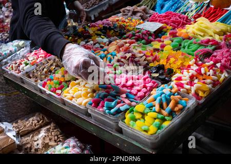 Süßigkeiten und Gelee-Süßigkeiten zum Verkauf auf dem Markt Stockfoto