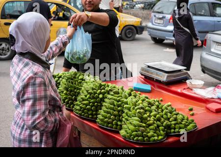 Verkäufer, der frische Mandeln auf der Straße in Damaskus, Syrien, verkauft Stockfoto