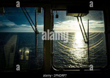 Sonnenlicht von der Brücke eines Schiffes auf See. Stockfoto
