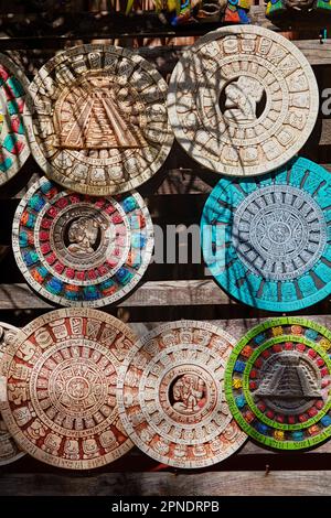 Maya-Kalender zum Verkauf in der Yucatec-Maya-Ausgrabungsstätte EK Balam, Temozón, Yucatan, Mexiko. Stockfoto