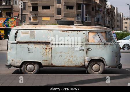 Damaskus, Syrien - april 2023: Alt, VW Bus, Vintage Volkswagen Bulli auf der Straße in Damaskus, Syrien Stockfoto