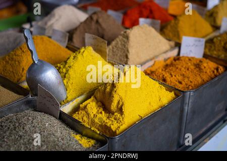 Buntes Curry und Gewürze auf dem Lebensmittelmarkt, Suq, Damaskus Stockfoto