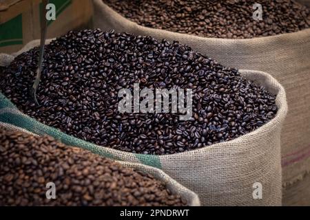 Tüten mit Kaffeebohnen zum Verkauf Stockfoto