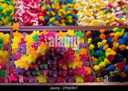 Nahaufnahme von Süßigkeiten und Gelee-Süßigkeiten zum Verkauf Stockfoto