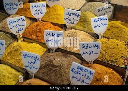Bunte Gewürze mit arabischer Beschreibung auf Suq in Damaskus Stockfoto