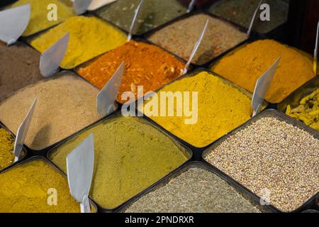 Bunte Gewürze auf dem Lebensmittelmarkt, Suq, Damaskus Stockfoto