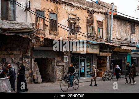 Damaskus, Syrien - april 2023: Menschen auf der Straße in der Altstadt von Damaskus, Syrien Stockfoto