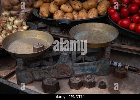 Alte Skala auf dem Lebensmittelmarkt der Landwirte, Stockfoto