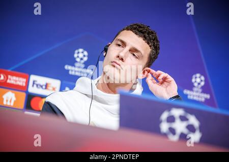 München, Deutschland. 18. April 2023. Fußball: Champions League, Bayern München - Manchester City, K.o.-Runde, Viertelfinale, zweite Liga. Pressekonferenz FC Bayern in der Allianz Arena. Benjamin Pavard vom FC Bayern München spricht auf der Pressekonferenz. Kredit: Matthias Balk/dpa/Alamy Live News Stockfoto