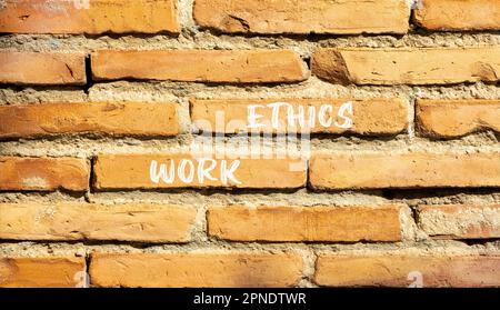 Symbol für Arbeitsethik. Konzeptbegriffe arbeiten ethisch an wunderschönen roten braunen Ziegelwänden. Wunderschöner roter brauner Backsteinhintergrund. Geschäfts- und Arbeitsethik c Stockfoto