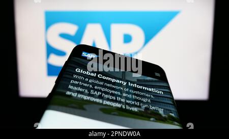 Mobiltelefon mit Website des deutschen Softwareunternehmens SAP SE auf dem Bildschirm vor dem Firmenlogo. Fokus auf oberer linker Seite des Telefondisplays. Stockfoto