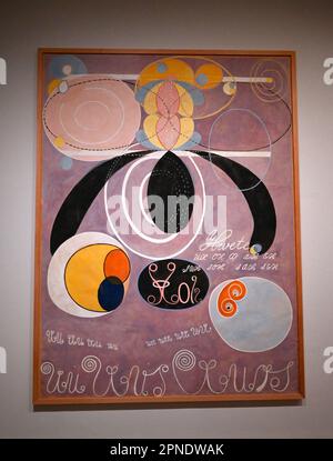 Die Ausstellung von Tate Modern ist die bisher größte Präsentation der Arbeit von Hilma af Klint im Vereinigten Königreich . Zu den Höhepunkten zählen alle zehn ihrer monumentalen Gemälde aus der Serie The Ten Largest 1907 , die zum ersten Mal im Vereinigten Königreich zusammen präsentiert wurden . Die zehn Gemälde sind in einem Raum aufgehängt , so dass Besucher in diese bemerkenswerte Serie von Großwerken eintauchen können . Stockfoto