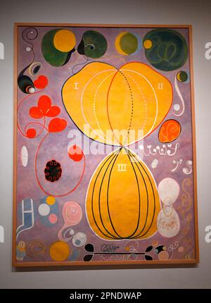 Die Ausstellung von Tate Modern ist die bisher größte Präsentation der Arbeit von Hilma af Klint im Vereinigten Königreich . Zu den Höhepunkten zählen alle zehn ihrer monumentalen Gemälde aus der Serie The Ten Largest 1907 , die zum ersten Mal im Vereinigten Königreich zusammen präsentiert wurden . Die zehn Gemälde sind in einem Raum aufgehängt , so dass Besucher in diese bemerkenswerte Serie von Großwerken eintauchen können . Stockfoto