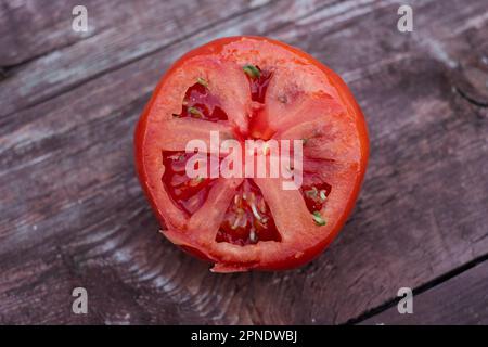 Tomatensamen, die in einer reifen Tomate wachsen. Stockfoto