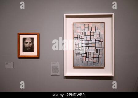 Die Ausstellung von Tate Modern ist die bisher größte Präsentation der Arbeit von Hilma af Klint im Vereinigten Königreich . Zu den Höhepunkten zählen alle zehn ihrer monumentalen Gemälde aus der Serie The Ten Largest 1907 , die zum ersten Mal im Vereinigten Königreich zusammen präsentiert wurden . Die zehn Gemälde sind in einem Raum aufgehängt , so dass Besucher in diese bemerkenswerte Serie von Großwerken eintauchen können . Stockfoto