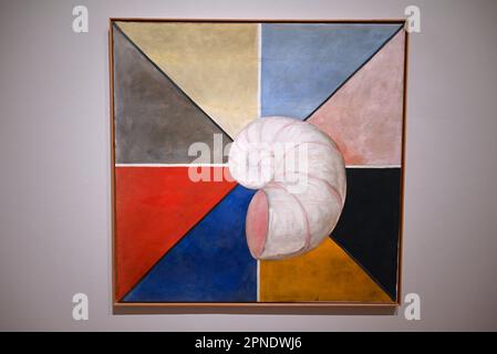 Die Ausstellung von Tate Modern ist die bisher größte Präsentation der Arbeit von Hilma af Klint im Vereinigten Königreich . Zu den Höhepunkten zählen alle zehn ihrer monumentalen Gemälde aus der Serie The Ten Largest 1907 , die zum ersten Mal im Vereinigten Königreich zusammen präsentiert wurden . Die zehn Gemälde sind in einem Raum aufgehängt , so dass Besucher in diese bemerkenswerte Serie von Großwerken eintauchen können . Stockfoto