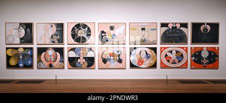 Die Ausstellung von Tate Modern ist die bisher größte Präsentation der Arbeit von Hilma af Klint im Vereinigten Königreich . Zu den Höhepunkten zählen alle zehn ihrer monumentalen Gemälde aus der Serie The Ten Largest 1907 , die zum ersten Mal im Vereinigten Königreich zusammen präsentiert wurden . Die zehn Gemälde sind in einem Raum aufgehängt , so dass Besucher in diese bemerkenswerte Serie von Großwerken eintauchen können . Stockfoto