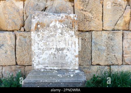Stein mit einer Inschrift in lateinischer Schrift in der antiken Stadt Cuicul-Djemila. UNESCO-Weltkulturerbe. Stockfoto