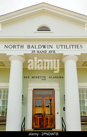 North Baldwin Utilities ist im alten Postamt von Bay Minette, 16. April 2023, in Bay Minette, Alabama, abgebildet. Das Gebäude wurde 1937 errichtet. Stockfoto