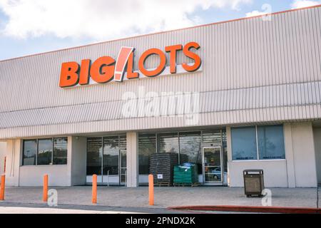 HARAHAN, LA, USA - 23. MÄRZ 2023: Vor dem Big Lots Store im Elmwood Shopping Center Stockfoto