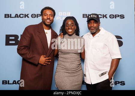 Drücken Sie den Start für BLACK OPS, Comedy-Serien auf BBC One und BBC iPlayer von BBC Studios Comedy. AKEMNJI NDIFORNYEN (L), AKUA GYAMFI (C) FEMI OYENIRAN (R) Stockfoto