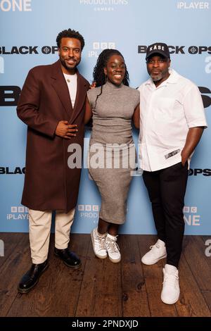 Drücken Sie den Start für BLACK OPS, Comedy-Serien auf BBC One und BBC iPlayer von BBC Studios Comedy. AKEMNJI NDIFORNYEN (L), AKUA GYAMFI (C) FEMI OYENIRAN (R) Stockfoto