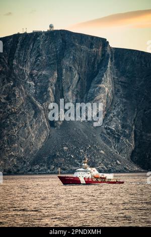 Kanadisches Fischerei-/Küstenpatrouillenschiff CCGS Leonard J Cowley im Saglek Fjord im Norden von Labrador, Kanada, während Operation Nanook 2022 im Einsatz. Stockfoto