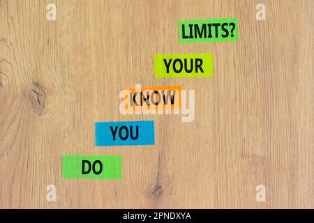 Kennen Sie das Limitsymbol? Konzeptbegriffe kennst du deine Grenzen bei farbigem Papier? Schöner Holztisch mit Holzhintergrund. Das Geschäft kennen Sie doch Stockfoto