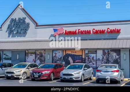 NEW ORLEANS, LA, USA - 17. APRIL 2023: Armed Forces Career Center (Anwerber der Armee) in der Strip Mall in der Nachbarschaft von Mid City Stockfoto